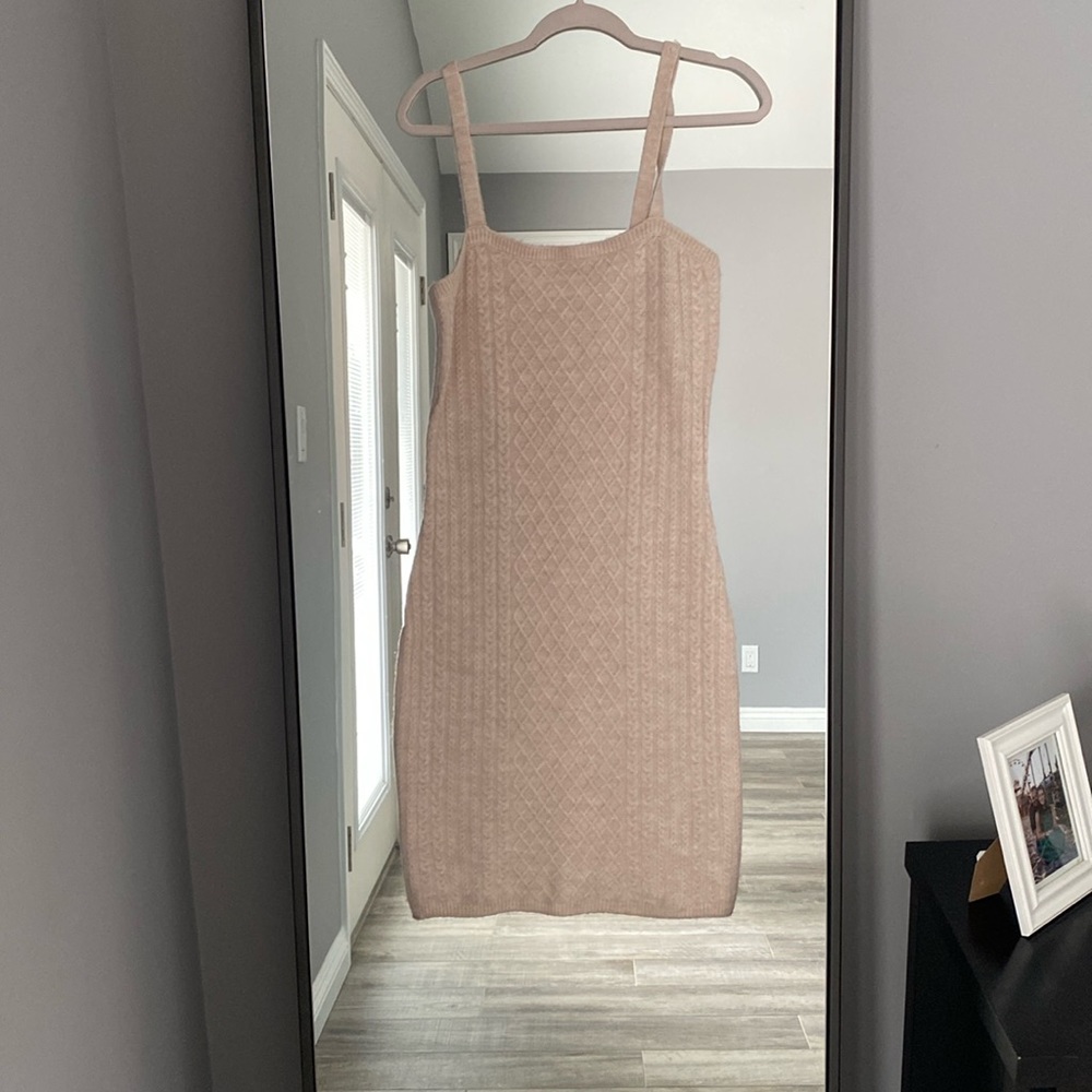 house of Harlow cream knit dress size medium.  Good condition